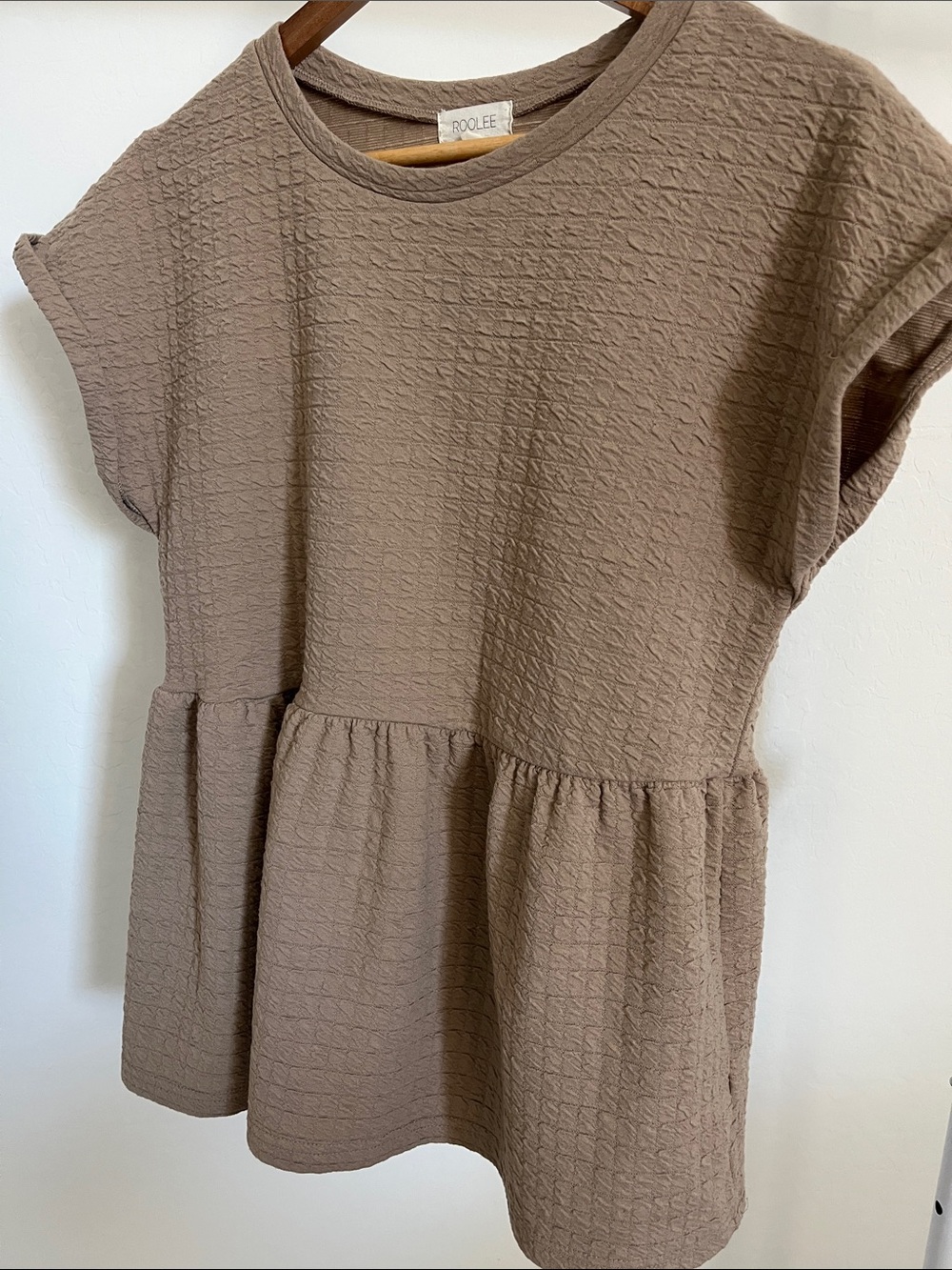 Roolee Tan Textured Short Sleeve Peplum Tunic Medium